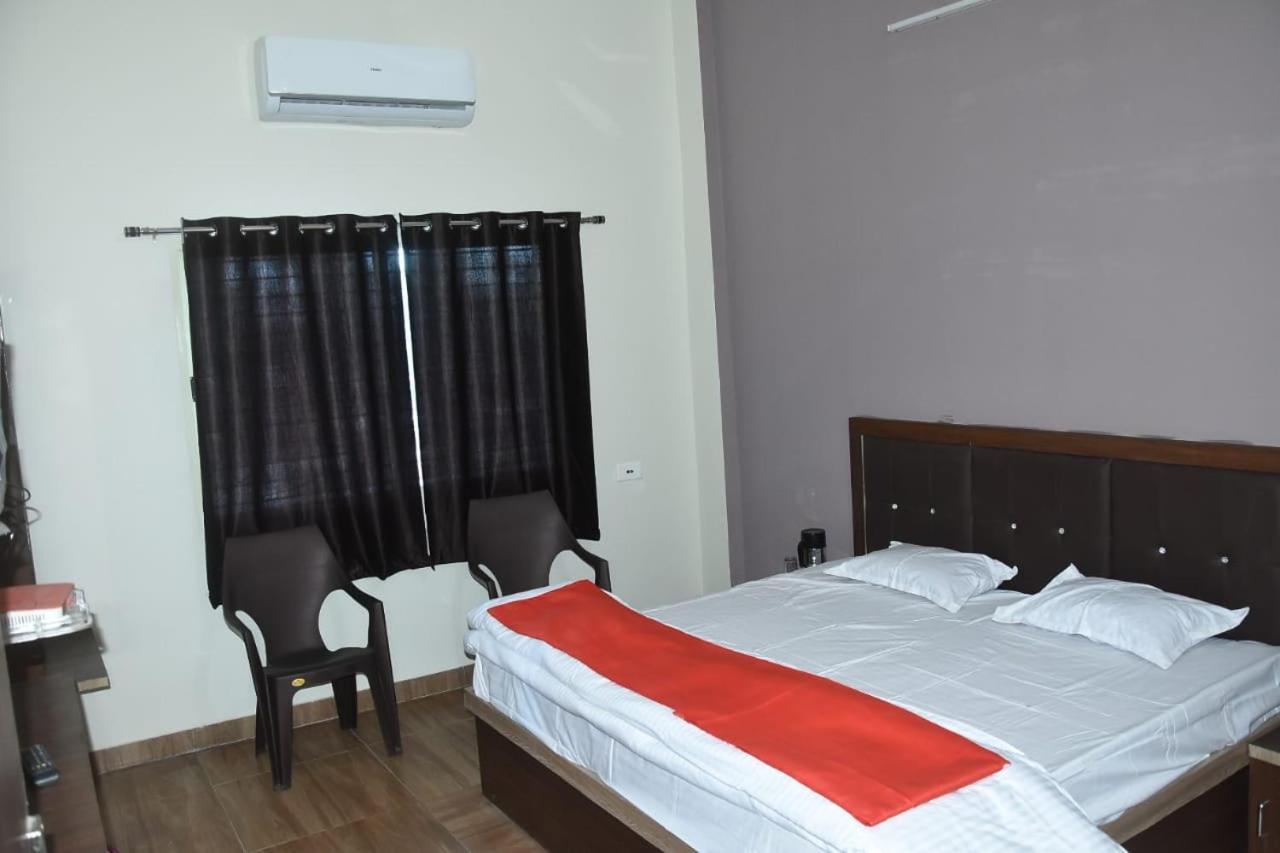 Hotel Shivanjali Palace Удджайн Экстерьер фото